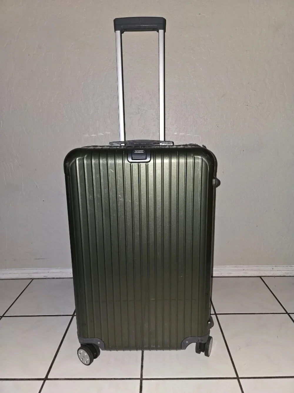 Rimowa Salsa Deluxe Multiwheel 830.90 Large 82L Check-In 4 Spinner Olive AS-IS